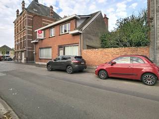 Woning te koop in Kallo met 3 slaapkamers, garage en polyvalente ruimte<br /><br />Deze gezinswoning te koop in Kallo is centraal gelegen in de Hoog-Kallostraat, vlakbij school, openbaar vervoer, bakker en buurtwinkel. Dankzij de vlotte verbinding met de E34 en de Waaslandhaven geniet u van een uitstekende bereikbaarheid.<br /><br />Naast de klassieke woonindeling beschikt deze woning over een polyvalente ruimte op het gelijkvloers, ideaal als bureau, praktijkruimte of hobbykamer. Verder omvat de woning een gezellige woonkamer met houtkachel, een vernieuwde keuken, gastentoilet, garage en een overdekt terras.<br /><br />Op de verdieping bevinden zich 3 slaapkamers en een badkamer met dubbele lavabo en toilet en nieuwe inloopdouche. De ruime zolder zorgt voor extra bergruimte.<br /><br />De ommuurde tuin biedt volledige privacy en vormt een ideale plek om te ontspannen. <br /><br />De woning beschikt over centrale verwarming met een recente energiezuinige gascondensatieketel en dubbel glas.<br /><br />Bent u op zoek naar een woning te koop in Kallo met extra ruimte voor hobby of beroep? Plan dan snel uw bezoek.<br /><br />Dit pand is onderworpen aan de renovatieverplichting van de Vlaamse overheid voor residentiële gebouwen (behoudens bij sloop binnen 5 jaar na de aankoop). Consulteer voor meer informatie de website van het Vlaams Energie- en Klimaatagentschap via https://www.vlaanderen.be/een-woning-kopen/renovatieverplichting-voor-residentiele-gebouwen<br /><br />Bestuursmaatregelen in het maatregelenregister: nee