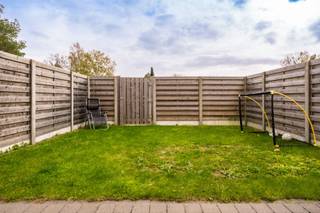<p><span>Gelijkvloers appartement met 2 slaapkamers en tuin in Sint-Katelijne-Waver / Bonheiden</span></p><p><span> </span></p><p><span> </span></p><p><span>Dit verzorgde gelijkvloerse appartement bevindt zich op de grens van Sint-Katelijne-Waver en Bonheiden, in een kleinschalig gebouw met slechts 6 appartementen.</span></p><p><span> </span></p><p><span>Het appartement beschikt over een inkomhal met vestiaire, een lichtrijke leefruimte van 29 m², keuken, berging, apart toilet, 2 ruime slaapkamers (14,44 m² en 11,82 m²) en een badkamer met lavabo, bad-/douchecombinatie en aansluitingen voor wasmachine en droogkast.</span></p><p><span> </span></p><p><span>Buiten geniet u van een privatieve, omheinde tuin met terras die via de zijoprit ook bereikbaar is met de fiets.</span></p><p><span>Vooraan het gebouw is bovendien een parkeerplaats voorzien voor 1 wagen.</span></p><p><span> </span></p><p><span>Dankzij de centrale ligging bevinden winkels, scholen, openbaar vervoer en belangrijke invalswegen zich op korte afstand.</span></p><p><span>Ook de E19 richting Antwerpen en Brussel is vlot bereikbaar.</span></p><p><span> </span></p><p><span>Beschikbaar vanaf 1 september 2026</span><span><br /></span><span>Gemeenschappelijke kosten: € 20/maand</span><span><br /></span><span>Verhuur op lange termijn</span></p><p><span> </span></p><p><span>Interesse?</span></p><p><span>Bel ons vandaag nog om een bezichtiging in te plannen!</span><span> </span><span>📞🏡</span></p><p><span> </span></p>