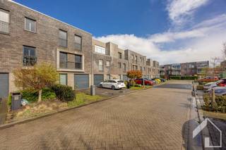 <p><span>Op zoek naar een ruime gezinswoning op een rustige en kindvriendelijke locatie? Deze verzorgde rijwoning met oprit en garage combineert comfort, ruimte en een aangename woonomgeving.</span></p><p><span>Via de inkomhal met gastentoilet betreedt u de lichtrijke leefruimte, die dankzij de open keuken een gezellige en uitnodigende leefomgeving vormt. De keuken is praktisch ingericht en voorzien van alle nodige toestellen. Hoewel deze perfect bruikbaar is, biedt ze op termijn zeker de mogelijkheid om te worden gemoderniseerd en volledig naar eigen smaak in te richten. Daarnaast beschikt de woning op het gelijkvloers over een praktische garage, die niet alleen plaats biedt aan uw wagen, maar ook extra bergruimte voorziet.</span></p><p><span>Op de eerste verdieping bevinden zich twee ruime slaapkamers, een apart toilet en een royale badkamer met inloopdouche, ligbad en modern badkamermeubel met dubbele wastafel. De tweede verdieping biedt nog twee volwaardige slaapkamers, aangevuld met een praktische wasplaats en een apart toilet. Met vier slaapkamers is er dan ook volop ruimte voor een gezin, thuiswerk of hobby's.</span></p><p><span>Ook buiten heeft deze woning heel wat te bieden. De gezellige tuin is de ideale plek om te ontspannen en te genieten van zonnige dagen. Achteraan zorgt een poortje naar de servitudeweg bovendien voor een extra praktische toegang.</span></p><p><span>Een ruime en instapklare gezinswoning met vier slaapkamers, garage, oprit en tuin, gelegen in een rustige en aangename omgeving. Ontdek zelf de vele troeven van deze woning!</span><span> </span></p><p><span>Plan je graag een bezoek? 0492/39.16.32 (Jelle) | info@immomk.be - ook voor een correcte waardebepaling kan u bij ons terecht.</span><span> </span></p><p><span><br /><br /></span></p>