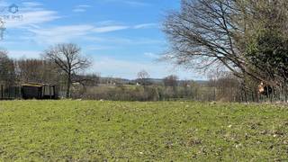 Lotissement de 2 HOB à Lierde. Lot 2 Ce terrain est situé dans une rue adjacente à la N8. Largeur du terrain 11,83m Profondeur de construction: 15...