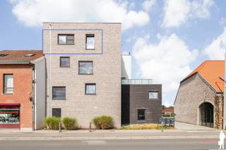<div>
<section></section>
</div>
<div>
<section>
<div>
<div>
<div>
<div>
<div><strong>Recent en energiezuinig 2-slaapkamerappartement met terras in Wezemaal.</strong></div>
</div>
</div>
</div>
</div>
</section>
</div>
<p>Welkom in <strong>Wezemaal</strong>, de charmante deelgemeente van Rotselaar. <br />Langs de Aarschotsesteenweg, centraal gelegen tussen <strong>Leuven en Aarschot</strong>, bevindt zich dit recente appartement in een kleinschalig gebouw.<span></span></p>
<p>De ligging vormt een belangrijke troef. Tal van voorzieningen bevinden zich op wandelafstand, waaronder winkels, openbaar vervoer, scholen, horecazaken, apotheek, bakker en slager. Ook de autosnelweg is vlot bereikbaar, waardoor het appartement een uitstekende uitvalsbasis vormt.</p>
<p>Het appartement bevindt zich op de <strong>derde verdieping</strong> en is bereikbaar via zowel de trap als de lift. <br />Je komt binnen via de inkomhal met <strong>apart gastentoilet</strong>. Vervolgens bereik je de lichtrijke leefruimte met <strong>open keuken</strong>, die rechtstreeks aansluit op een praktische berging. Vanuit de leefruimte heb je toegang tot het aangename terras.</p>
<p>Verder beschikt het appartement over <strong>twee volwaardige slaapkamers</strong> en een moderne badkamer, ingericht met lavabo en inloopdouche. <span></span></p>
<p>Ook op energetisch vlak scoort het appartement uitstekend: het beschikt over een <strong>EPC-label A</strong>, <strong>zonnepanelen</strong> en een <strong>conforme elektrische installatie</strong>. Een <strong>parkeerplaats</strong> is bovendien <strong>inbegrepen</strong>.</p>
<p>Dankzij de recente staat, gunstige ligging en energiezuinigheid is dit appartement niet alleen interessant voor <strong>eigen bewoning</strong>, bijvoorbeeld voor starters of wie comfortabel en centraal wil wonen, maar vormt het eveneens een interessante opportuniteit voor <strong>investeerders</strong>.</p>
<p><strong>Troeven:</strong></p>
<ul>
<li>Recent appartement in kleinschalig gebouw</li>
<li>2 slaapkamers</li>
<li>Terras</li>
<li>Lift aanwezig</li>
<li>EPC-label A</li>
<li>Zonnepanelen</li>
<li>Elektriciteit conform</li>
<li>Parkeerplaats inbegrepen</li>
<li>Centrale ligging tussen Leuven en Aarschot</li>
<li>Interessant voor eigen bewoning én investering</li>
</ul>