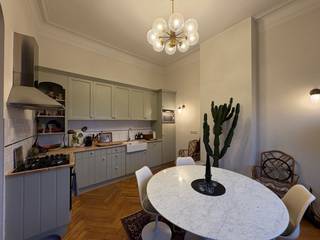 Ruim appartement met twee slaapkamers en twee badkamers te huur, gelegen op de derde verdieping in de geliefde Zurenborgwijk, op wandelafstand van...