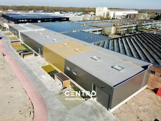 <u><strong>Benaderende OPPERVLAKTE:</strong></u><br />Magazijn: <strong>359,8m²</strong><br /><strong>Inclusief 2 private parkeerplaatsen </strong>voor de deur (grasdallen) en gemeenschappelijke fietsenstalling. <br /><strong>Grote manoeuvreerruimte</strong>, die de toegankelijkheid van opleggers mogelijk maakt.<br /><br /><strong><u>SPECIFICATIES:</u></strong>
<ul>
<li><strong>Constructie:</strong> Metalen constructie met volledige overspanning </li>
<li><strong>Wanden: </strong>Sandwichpanelen met isolatie en cellenbetonpanelen </li>
<li><strong>Bevloering:</strong> Gepolierde en gewapende betonvloer</li>
<li><strong>Dak:</strong> Geïsoleerd plat dak (steeldeck) met lichtkoepels (rookluiken). Mogelijkheid hierop <strong>zonnepanelen</strong> te plaatsen!!</li>
<li><strong>Poorten: </strong>elektrische sectionaalpoort (h: 4,5m x b: 4,8m) met afzonderlijke loopdeur</li>
<li><strong>Sanitair: </strong>1 toilet met spoelbak</li>
<li><strong>Vrije hoogte:</strong> ± 6m</li>
<li><strong>Verlichting</strong>: LED-verlichting</li>
</ul>
<u><strong>NUTSVOORZIENINGEN:</strong></u> Elektriciteit (drijfkracht, 3 x 400V, 32A), stads -en regenwater (regenput van 10.000 liter).<br /><br /><u><strong>LIGGING:</strong></u><br />Vlakbij haven van Zeebrugge, vlotte verbinding naar binnenland via expresweg van Brugge naar E40/E403/A11.<br />- Op 3,3 km van de oprit N31<br /><br /><u>* Bijzonderheden:</u><br />- Onmiddellijk beschikbaar bij het verlijden van de akte<br />- Verdeelsleutel grond (registratie) - en constructiewaarde (Btw): 45/55<br />- Vermelde verkoopprijs is exclusief btw (21%), aansluitingskosten en kosten voor opmaak van het PID en de basisakte.<br />- Onze referentie op <strong>www.centro.be</strong> : <strong>Q0835-6</strong> of contacteer ons via<strong> 050/70.01.02</strong> voor meer info.