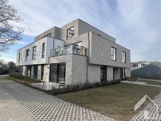<p>Dit <strong>nieuwbouwappartement op de 2de verdieping</strong>, bereikbaar met de <strong>lift</strong>, combineert comfort, ruimte en moderne afwerking.</p><p>Bij het betreden van het appartement komt u in de <strong>inkomhal met ingemaakte vestiairekast</strong> en een <strong>apart gastentoilet</strong>.</p><p> </p><p>De lichtrijke <strong>leefruimte met open keuken</strong> vormt het hart van het appartement en geeft uit op een <strong>ruim, zuidgericht terras (14m²)</strong>, ideaal om volop van de zon te genieten. De keuken is praktisch ingericht en sluit naadloos aan bij de leefruimte.</p><p> </p><p>Verder beschikt het appartement over een <strong>wasplaats met ingemaakte kasten</strong>, wat zorgt voor extra opbergruimte.</p><p>De <strong>slaapkamer</strong> is voorzien van een <strong>aparte dressing</strong> en een <strong>ensuite badkamer</strong> met <strong>douche en lavabo met meubelkast</strong>.</p><p> </p><p><span><strong>Extra troeven</strong>:</span></p><p><span>    •    Ruim <strong>zuidgericht terras</strong></span></p><p>    •    <strong>Gordijnen</strong> inbegrepen</p><p><span>    •    <strong>Ondergrondse autostaanplaats</strong></span></p><p><span>    •    <strong>Privatieve kelderberging</strong></span></p><p>    •    Energiezuinig nieuwbouwappartement</p><p>    •    Lift aanwezig in het gebouw</p><p> </p><p><span>De <strong>vaste maandelijkse kosten bedragen €150 (inclusief voorschotten vloerverwarming/koeling + water).</strong></span></p><p> </p><p><span>Voor meer informatie of bezoek: 03 645 0 645.</span></p>