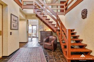 Deze tijdloze villa is gelegen in een doodlopende straat aan de jachthaven van de Dender, net buiten de dorpskern van Wieze – een charmant dorp...