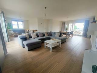 <p><span>Uniek pand met ruime loods (ca. 150 m²!) in het hartje van Vlissegem, rustig gelegen en vlakbij het centrum van De Haan.<br />Zeer ruim en smaakvol huis met een zeer ruime en lichtrijke woonkamer, aparte keuken, ruime berging/wasruimte, mooi terras met toegang via de keuken en de woonkamer, 3 slaapkamers, mooie badkamer met douche en toilet en nog een apart gastentoilet.</span></p><p><span>Op de gelijkvloerse verdieping bevindt zich nog een inpandige garage met vernieuwde poort, ruime loods (foto's op aanvraag of via bezoek) en een kantoor met toegang tot de straat.</span></p><p><span> </span></p><p><span>Kan gemeubeld of ongemeubeld aangekocht worden.</span></p>