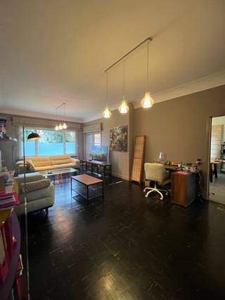 Deze villa met eclectische architectuur gelegen nabij kasteeldomein Kauwendaal vraagt nog verdere renovatie maar biedt naast de mooie hoge plafonds ook mooie grote leefruimtes. De inkomhal met vestiaire en apart wc geeft niet alleen toegang tot een bureau maar ook tot de zeer ruime living, zeer ruime eetkamer met aangrenzend ingerichte keuken. Zowel vanuit de living als de eetkamer loop je van de veranda rechtstreeks de tuin in. De inkomhal geeft eveneens toegang tot de kelders en de bovenverdieping. Hier heb je naast een ingerichte badkamer met bad, douche en wc ook nog een ruimte die toegang geeft tot de zolder maar ook zeker kan gebruikt worden als dressing. Verder in de nachthal heb je eerst 2 slaapkamers waarvan 1 met ingebouwde kasten en tot slot een zeer ruime slaapkamer met opbergruimtes en een knusse zithoek met uitzicht op de tuin en de vijver. De achterin gelegen garage en oprit zorgen voor meerdere parkeerplaatsen. De open tuin geeft uit op een stukje achterliggend groen met ook nog uitzicht op de vijver. Wie dit pareltje eveneens ziet als een peperkoeken huisje die nog wat extra liefde nodig heeft dan ben je aan het goede adres! Wenst u een bezoek of meer informatie? Contacteer mij via 0486 43 49 08 Daphne van Sherwin Immo +