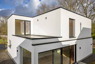 In de Bierbeekstraat in Korbeek-Lo bevindt zich deze volledig vernieuwde en uitzonderlijk energiezuinige woning. De oorspronkelijke woning uit de jaren ’50 onderging een ingrijpende totaalrenovatie en werd omgevormd tot een hedendaagse, comfortabele gezinswoning, volledig klaar voor de toekomst.<br /><br />De ligging is bijzonder aangenaam: rustig en groen, maar tegelijk op korte fietsafstand van het centrum van Leuven. Ook het dorpscentrum van Korbeek-Lo ligt vlakbij, met scholen, winkels, horeca en sportmogelijkheden binnen handbereik. Bovendien zijn het Researchpark Haasrode, UZ Gasthuisberg en de E40 vlot bereikbaar.<br /><br />Op het gelijkvloers betreed je de woning via de inkomhal, die toegang geeft tot de zeer ruime en lichtrijke leefruimte met eetplaats en open keuken, evenals tot een vestiaire, berging, gastentoilet en een extra kamer die kan dienen als bureau, vijfde slaapkamer of hobbykamer. Grote schuiframen verbinden de leefruimte met het terras en de volledig rondom gelegen tuin.<br /><br />Op de eerste verdieping bevinden zich vier volwaardige slaapkamers en twee badkamers, beide uitgerust met dubbele lavabo, inloopdouche en toilet. Eén van de badkamers beschikt bovendien over een ligbad. De master bedroom met ensuite badkamer geeft toegang tot een aangenaam dakterras.<br /><br />Daarnaast beschikt de woning over een ruime kelder over bijna de volledige oppervlakte van het huis.<br /><br />Een extra troef is het bijgebouw met op het gelijkvloers een ruime garage en op de verdieping een multifunctionele ruimte, ideaal als bureau, hobbyruimte, speelkamer, logeerkamer of studio.<br /><br />De woning blinkt bovendien uit in energiezuinigheid met een EPC-label A, zonnepanelen en ventilatiesysteem D.<br /><br />Contacteer ons voor meer informatie of een bezoek ter plaatse.
