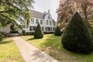 In hartje Esen vinden we deze unieke en karaktervolle eigendom terug. Deze voormalige notariswoning, ontworpen door architect Degeyter, straalt karakter en klasse uit. Ideaal voor wie op zoek is naar een authentieke woning met de mogelijkheid tot een extra professionele invulling.<br /><br />Binnen word je verwelkomd door een inkomhal, een volledig gerenoveerde keuken (2010), een dubbele leefruimte, een gezellige bibliotheek en uiteraard het voormalige notariskantoor. Op de eerste verdieping bevinden zich vijf ruime slaapkamers en twee badkamers, waardoor deze woning ook ideaal is voor grotere gezinnen. Daarbovenop is er een bijzonder ruime zolderverdieping.<br /><br />Buiten wacht een magnifieke en perfect aangelegde tuin die je meteen tot rust brengt.<br />Een extra troef is de aanwezige orangerie, die mits wat liefde en visie kan worden omgevormd tot een uniek bijgebouw.<br /><br />Alsof dat nog niet genoeg is, biedt deze eigendom ook de mogelijkheid om tot 2,16 hectare aanpalend woonuitbreidingsgebied bij te kopen. Een opportuniteit voor wie op zoek is naar extra ruimte of toekomstgerichte investeringsmogelijkheden.<br /><br />Kortom, deze eigendom is een ideale keuze voor wie op zoek is naar ruimte, authenticiteit en rust.