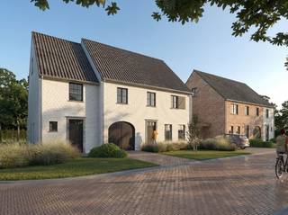 Stap binnen in de serene pracht van een landelijke halfopen nieuwbouwwoning, harmonieus gelegen op een zuidwest-georiënteerd perceel in een serene verkaveling. Deze betoverende woning, compleet met een inpandige garage, biedt niet alleen een rustige omgeving maar ook een perfecte balans tussen modern comfort en landelijke charme. Met 3 slaapkamers biedt deze woning voldoende ruimte voor een gezinsleven, terwijl de optionele vaste trap naar de zolder de mogelijkheid biedt voor een optionele 4e slaapkamer. Deze energiezuinige BEN-woning is uitgerust met geavanceerde technologieën, waaronder een warmtepomp, vloerverwarming op het gelijkvloers en de verdieping, ventilatie type D met warmterecuperatie, een regenwaterput van 10.000L, zonnepanelen en meer. De zuidwestelijke oriëntatie van het perceel zorgt voor een overvloed aan natuurlijk licht en biedt een prachtige omgeving voor ontspanning en entertainment. Voor meer informatie en om deze droomwoning te ontdekken, neem contact op met Ewout via 0497 588 888 of stuur een e-mail naar contact@huysmanbouw.be. Laat ons samen de deur openen naar jouw nieuwe thuis.