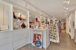 RUIME WONING MET COMMERCIËLE RUIMTE OP EEN CENTRALE LIGGING TE MAASMECHELEN !We vinden deze halfopen woning met een bewoonbare oppervlakte van 265 m²...