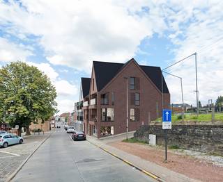 <p>Ontdek deze ruime casco handelsruimte te koop in Schepdaal, gelegen op het gelijkvloers van Residentie Louise in het centrum. Met een oppervlakte van 272 m² biedt deze commerciële ruimte een uitzonderlijke opportuniteit voor ondernemers die zichtbaarheid en flexibiliteit zoeken.</p><p>De open indeling laat volledige vrijheid in inrichting en maakt de ruimte geschikt voor diverse activiteiten zoals winkel, kantoor of praktijk. Het grote etalageraam zorgt voor maximale visibiliteit en veel natuurlijke lichtinval, wat de commerciële uitstraling versterkt en klanten aantrekt.</p><p>Dankzij de centrale ligging in Schepdaal geniet je van een constante passage en een uitstekende bereikbaarheid. Winkels, scholen en openbaar vervoer bevinden zich op wandelafstand, wat de locatie extra interessant maakt voor elke handelsactiviteit.</p><p>Een ideale commerciële ruimte voor wie wil investeren in een strategisch gelegen handelszaak met toekomstpotentieel in het hart van Schepdaal.</p>