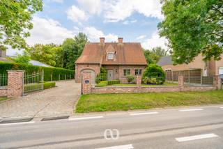 SCHRIJF JE IN VOOR HET EERSTE BEZOEKMOMENT VAN WOENSDAG 16 SEPTEMBER VIA ONZE WEBSITE!<br /><br />Ben jij op zoek naar een prachtig onderhouden gezinswoning met 4 slaapkamers en een volledig aangelegde tuin vlakbij het centrum van Oudenaarde? Gevonden!<br /><br />De vlot bereikbare ligging op een boogscheut van het centrum en alle nodige voorzieningen, de praktische garage, de lichtrijke leefruimtes en de verzorgde tuin zijn maar enkele van de vele troeven die we hier terugvinden.<br /><br />INDELING:<br /><br />GLV:<br />Je komt de woning binnen via de inkomhal met gastentoilet. Van hieruit heb je toegang tot de ruime en lichtrijke living, waar je dankzij de grote raampartijen geniet van een mooi uitzicht over de aangelegde tuin. Aansluitend bevindt zich de volledig uitgeruste keuken. Verder beschikt het gelijkvloers nog over een praktische koele berging en een handige garage.<br /><br />1eV:<br />Op het eerste verdiep kom je boven in de ruime nachthal. Van hieruit heb je toegang tot vier volwaardige slaapkamers en de badkamer.<br /><br />TUIN:<br />De woning beschikt over een volledig aangelegde en goed onderhouden tuin, ideaal om in alle rust te genieten van de buitenruimte.<br /><br />Lijkt deze woning wel iets voor jou? Aarzel dan zeker niet en contacteer ons vandaag nog om een bezoek in te plannen!