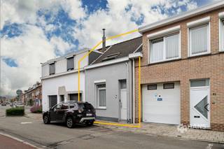 <p><span>Deze charmante woning is rustig gelegen in de Moeshofstraat, op een boogscheut van de Bredabaan en het Runcvoortpark. Dankzij de centrale ligging geniet je hier van een uitstekende bereikbaarheid met het openbaar vervoer, het velo-deelsysteem en de wagen. Winkels, supermarkten en andere voorzieningen bevinden zich bovendien op wandelafstand.</span></p><p><span>De woning werd steeds piekfijn onderhouden en is ideaal voor starters, alleenstaanden of jonge gezinnen. Het platte dak is geïsoleerd en in 2010 werden zowel de leefruimte als de twee slaapkamers uitgerust met airconditioning. Verder beschikken de ramen over dubbele PVC-beglazing en is er een condenserende verwarmingsketel op gas aanwezig.</span></p><p><span>Je komt binnen in de aparte inkomhal met op het uiteinde een praktische berging van 2 m². Links heb je toegang tot de rest van het gelijkvloers, met vooraan de gezellige woonkamer van 26 m² en achteraan de lichtrijke, volledig uitgeruste keuken van 10 m². Hiertussen bevindt zich de vernieuwde badkamer (4 m²), voorzien van een douche, lavabomeubel en toilet.</span></p><p><span>Via een schuifdeur in de keuken heb je toegang tot de onderhoudsvriendelijke, oostgerichte buitenruimte van 17 m². Het aanwezige tuinhuis van 8 m² zorgt voor extra opbergmogelijkheden.</span></p><p><span>Op de bovenverdieping tot slot zijn twee volwaardige slaapkamers van elk 16 m² te vinden.</span></p><p><span>Instapklaar wonen op een rustige, maar centrale locatie? Mis deze kans niet! Bewoonbare opp. 83 m² – ref.: bruto vloeropp. Voor meer info of een gratis schatting surf naar </span><span><span>www.hansimmo.be</span></span></p><p><span> </span></p>