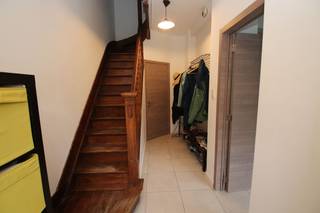 Deze leuke woning is erg goed gelegen en beschikt over o.a. 3 slaapkamers en een tuintje.<br />Bovendien is er nog een grote zolder aan die bereikbaar is met de vaste trap en waar nog 2 kamers kunnen worden bijgemaakt.<br /><br />De woning beschikt verder over een inkomhal en een ruime, doorlopende living (met een open keuken) die uitgeeft op de tuin.<br />Er is ook nog een badkamer en een apart toilet op de eerste verdieping en een enkele handige bergkelders.<br /><br />De woning is goed onderhouden en de ligging van de woning is voornaam: in een zeer aangename woonwijk en op nog geen kilometer van het station!<br />En het asbestinvenaterisattest vermeldt dat de woning "asbestveilig" is.<br /><br />Beslist een bezoek waard!<br /><br /><em>Te bezichtigen na TELEFONISCH contact op 016 23 44 16 tijdens de openingsuren, bedankt.<br />VIEWINGS AFTER CALLING US ON 016 23 44 16 during office hours, thx.</em>