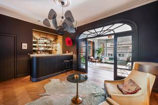 Appartement idéalement situé dans un immeuble de caractère, avec de hauts plafonds, plein d’authenticité, dans une rue calme.À proximité du parc...