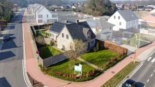 <p>Deze ruime, energiezuinige woning, is gelegen nabij het centrum van Nijlen. Op de gelijkvloerse verdieping bevinden zich een inkomhal met apart toilet, een leefruimte, een ruime keuken, een badkamer, een berging en nog 2 ruimtes die perfect dienst kunnen doen als home-office of praktijkruimte. Op de eerste verdieping zijn op dit moment 2 slaapkamers aanwezig en een afgewerkte ruimte die op dit moment als zolder gebruikt wordt. Deze verdieping biedt de ruimte om 4 slaapkamers te creëren en een extra badkamer. De tuin is zuidwestelijk geörienteerd, en is voorzien van bijgebouw, serre en zwemvijver. Het perceel is ook langs de Breugelhoevestraat toegankelijk via 2 schuifpoorten die toegang geven tot de parkeerplaatsen. Deze woning beschikt verder over alle moderne technieken: verwarming op warmtepomp, zonnepanelen, thuisbatterij, geboorde waterput,... Maak snel uw afspraak! </p>