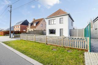 Op een rustige, doch centrale ligging vinden we deze KNAP GERENOVEERDE woning terug.Deze SOLIDE woning werd VAKKUNDIG gerenoveerd en scoort uitermate...