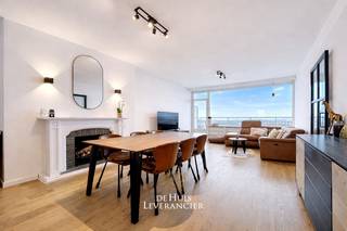 Op de 13e verdieping bevindt zich dit volledig gerenoveerde appartement (2020), afgewerkt met oog voor comfort, kwaliteit en duurzaamheid. Dankzij...