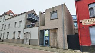Dit goed onderhouden en charmante duplex appartement (gelijkvloers + eerste verdieping) biedt een aangenaam wooncomfort op een centrale locatie...