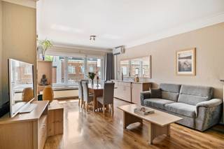 <p><span>Instapklaar appartement met 2 slaapkamers en garage, gunstig gelegen nabij het landelijke dorpscentrum van Duffel - West.</span></p><p><span> </span></p><p><span>Dit aangenaam appartement met 2 slaapkamers is gelegen op de eerste verdieping van een kleinschalige residentie. Het appartement is functioneel ingedeeld, werd afgewerkt met duurzame materialen en steeds met de grootste zorg onderhouden. Grote raampartijen zorgen voor veel lichtinval. Een airco is voorzien in de woonkamer en in de grote slaapkamer - een absolute troef. De woonkamer en aansluitend keuken bieden een gezellige thuis. De inkomhal / nachthal biedt toegang tot twee slaapkamers, een badkamer met douche, een berging en een apart toilet. Parkeergelegenheid is gegarandeerd dankzij de garagebox, achteraan gelegen.</span></p><p><span> </span></p><p><span>Dankzij de gunstige ligging nabij het dorpscentrum zijn winkels, scholen, een wekelijkse markt en openbaar vervoer op wandel- of fietsafstand te bereiken. de centrale ligging vormt tevens een ideale uitvalbasis, centraal tussen Brussel en Antwerpen, nabij E19, treinstation en fietsostrade</span></p><p><span> </span></p><p><span>Op zoek naar een mooi appartement of een ideale investering ? Mis deze kans niet en contacteer ons via 015/755 444 of info@immovercammen.be .</span></p><p><span> </span></p>