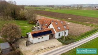 Bent u op zoek naar een unieke eigendom waar rust, natuur en comfort samenkomen? Dit energiezuinige landhuis in Maarkedal is idyllisch gelegen in...