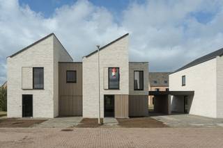 In een nieuwe en familievriendelijke woonwijk in Evergem realiseert Danneels een ruime gezinswoning in moderne bouwstijl op het lot 40.<br />Deze woning biedt 193 m² woonruimte met o.m. een lichtrijke woonkamer, ingerichte eilandkeuken en badkamer, 4 ruime slaapkamers, veel bergruimte, een omheinde tuin met terras, oprit en carport.  <br /><br />Het zeer lage E-peil 7 zorgt voor een lagere energiefactuur en je woont energie-efficiënt dankzij een geothermische warmtepomp, vloerverwarming, zonnepanelen en een ventilatiesysteem met warmterecuperatie.<br /><br /><span>Danneels werkt jouw nieuwe woning sleutel-op-de-deur voor je af, incl. terras, oprit en tuinomheining. Voor een vaste prijs en tegen een afgesproken einddatum. Jij kiest de keuken- en badkamerinrichting, vloer- en wandtegels bij onze partners. Onze klantenbegeleider staat voor je klaar met advies op maat. </span>