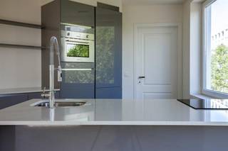 De Entrepotplaats is een van die plekken in Antwerpen waar de historische havencharme en de moderne stadsvibe perfect samenkomen. Het ligt in het hart van het Eilandje, momenteel een van de meest gewilde wijken van de stad.Indeling:- inkomhal- grote open leefruimte met open keuken- berging- badkamer- apart toilet- slaapkamer 1- slaapkamer 2- dressing/bureauExtra troeven:- gunstig EPC label B- kleinschalig gebouw- ideale locatie in een hippe buurt- uitstekende mobiscore: 9,0/10- goede bereikbaarheid- beschikbaar vanaf 01/03/2026De maandelijkse forfait bedraagt 125 euro voor de kosten van de gemene delen.Bent u geïnteresseerd in dit appartement te huur te Antwerpen?Aarzel dan niet om een bezoekaanvraag in te dienen via onze website via de daar voorziene rode balk.Wenst u uw eigendom ook te koop of te huur te stellen? We helpen u graag verder. Steeds tot uw dienst om u verder te helpen met al uw vragen over vastgoed.