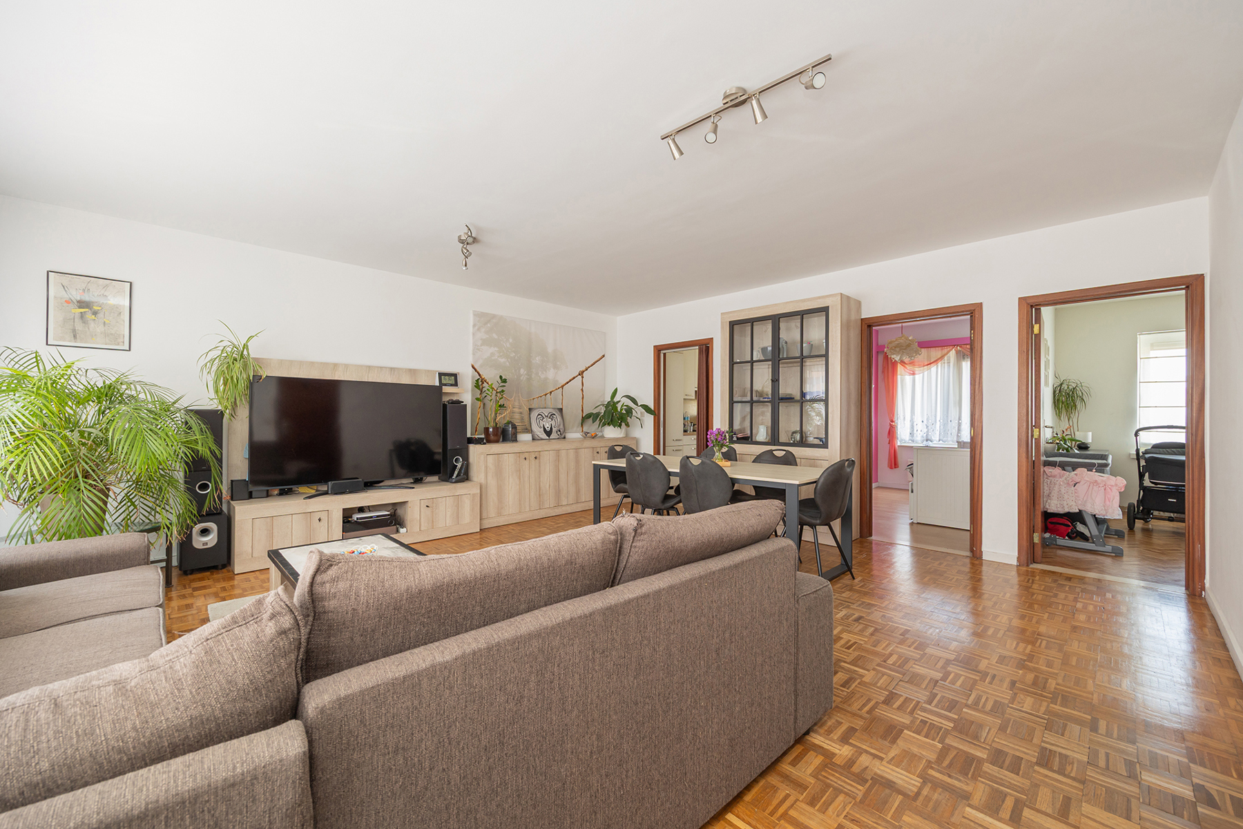 Opbrengsteigendom met 3 appartementen en 4 garages - foto 4