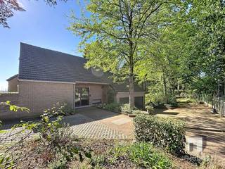 <p><span>In het groene Schaffen, een deelgemeente van Diest, bevindt zich deze prachtig gelegen villa met een uniek architecturaal ontwerp. <br />Het eigendom is ingeplant op een royaal perceel van 57a 74ca en geniet bovendien van achterliggende vijvers op 75a 54ca, waardoor u hier kunt wonen in een uitzonderlijke omgeving waar rust, ruimte en natuur centraal staan.</span><span><br />De woning is omgeven door mature bomen, een groene tuin en prachtige vergezichten</span><span> </span><span>op het Webbekoms Broek, een Europees stiltegebied.</span><span><br /></span><span>Tegelijk bevindt u zich op een bijzonder gunstige locatie. De verkeersluwe Wijerstraat biedt een uitzonderlijke woonrust met geen doorgaand autoverkeer (of enkel bestemmingsverkeer), terwijl fiets- en wandelverbindingen zorgen voor een aangename doorsteek richting Diest en het omliggende groen. <br />Hier woont u dus bijzonder rustig en midden in de natuur, zonder aan bereikbaarheid in te boeten.</span></p><p><span>Het station van Diest, het centrum van Schaffen en het bruisende centrum van Diest bevinden zich bovendien vlakbij.</span></p><p><span>Winkels, scholen, openbaar vervoer, horeca en belangrijke verbindingswegen zijn vlot bereikbaar, waardoor deze villa een zeldzame combinatie biedt van privacy, bereikbaarheid en wooncomfort.</span></p><p><span>Binnenin valt deze villa meteen op door haar karaktervolle uitstraling, doordachte volumes en lichtrijke leefruimtes. <br />Op straatniveau springt de indrukwekkende leefruimte in het oog met hoge plafonds, grote raampartijen en een open gevoel dat voor een bijzonder aangename woonbeleving zorgt. <br />De open leefruimte bestaat uit een vide met leeshoek en aparte bureelruimte, een aparte zitplaats (TV-hoek) en de eetkamer. <br />De charmante trapstructuur in deze leefruimte en de verschillende niveaus geven de woning een eigenzinnig en warm karakter. <br />De eetkamer staat in verbinding met de ruime keuken met ontbijthoek. Beide ruimtes bieden toegang tot het terras met overkapping. <br />Vanop het ruime terras geniet u van een adembenemend zicht op de omliggende tuin, het groen en de achterliggende vijvers. <br />Hier komt de unieke ligging volledig tot haar recht: ontbijten in de ochtendzon, ontspannen met zicht op de natuur of gasten ontvangen in alle rust. <br />Op straatniveau treffen we verder de inkomhal met apart toilet, een apart bureel en toegang tot de ruime garage voor 2 wagens met sectionale garagepoorten.<br />De 3 slaapkamers, de badkamer en de aparte douchekamer bevinden zich een verdieping lager dan de leefruimtes, op tuinniveau. <br />Op deze verdieping vinden we ook de wintertuin, de CV-ruimte, de wasplaats, 2 extra opbergruimtes en de toegang tot de kelders. <br />De woning heeft 3 bruikbare kelders (inclusief een wijnkelder). De rest van de woning is voorzien van kruipkelders voorzien van een droge betonnen vloer en vlot bereikbaar langs 2 kanten.</span></p><p><span>De mooi aangelegde tuin volgt op natuurlijke wijze de helling van het terrein en biedt verschillende gezellige plekjes om volop van het buitenleven en de rust te genieten. </span></p><p><span>Twee kleine, organisch aangelegde vijvertjes geven de tuin extra karakter terwijl de twee composietterrassen uitnodigen tot een gezellige barbecue, een rustige (na)zomeravond of heerlijk ontspannen in een hangstoel.</span></p><p><span>Hier nog wat extra troeven op een rij:</span></p><p><span>- Gunstig EPC </span><span>196 kWh/m²/jaar</span><span> = B-label<br />- Elektriciteit is conform tot 19/02/2051<br />- De aardgasketel is nieuw van 2025</span></p><p><span>- PV/Zonneboiler<br />- 3 airco-units: met name in de keuken, de bureelruimte in de inkomhal en de bureelruimte aan de leeshoek.<br />- Videofoon<br />- Alarm met onderhoudscontract<br />- Automatische inkompoort<br />- Inpandige garage voor 2 wagens met automatische poorten</span></p><p><span>- Externe garage met kantelpoort in gemetst bijgebouw <br />- Regenwaterput 5.000L<br />- De villa en het omliggende bos zijn volledig omheind<br />De eigendom is ideaal voor wie op zoek is naar een woning met karakter, ruimte en potentieel op een unieke locatie. <br />De royale perceeloppervlakte, de achterliggende vijvers en de bijzondere architectuur maken van dit pand een buitenkans voor liefhebbers van natuur, licht en exclusief wonen. <br />Overal is er een sterke connectie met het groen rondom de woning, wat zorgt voor een gevoel van privacy en sereniteit.<br />Kortom: een unieke villa op een uitzonderlijke groene locatie in Schaffen, waar rust, ruimte en bereikbaarheid samenkomen. </span></p><p><span>Een eigendom dat u niet alleen bezoekt, maar echt beleeft.</span></p><p><span>Voor meer informatie of een bezoek ter plaatse kan u contact opnemen met Nathalie Ooms van Immo Diest via <span>nathalie@immodiest.be</span></span><span> of telefonisch op 013 31 25 22.</span></p><p><span>In afwachting van het bezoek kan u alvast de virtuele tour bekijken.</span></p><p><span> </span></p>