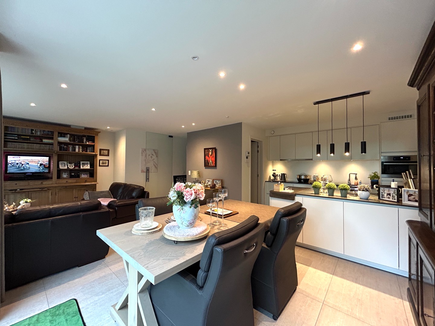 Instapklaar twee-slaapkamerappartement met zicht op stadspark te centrum Roeselare! - foto 5