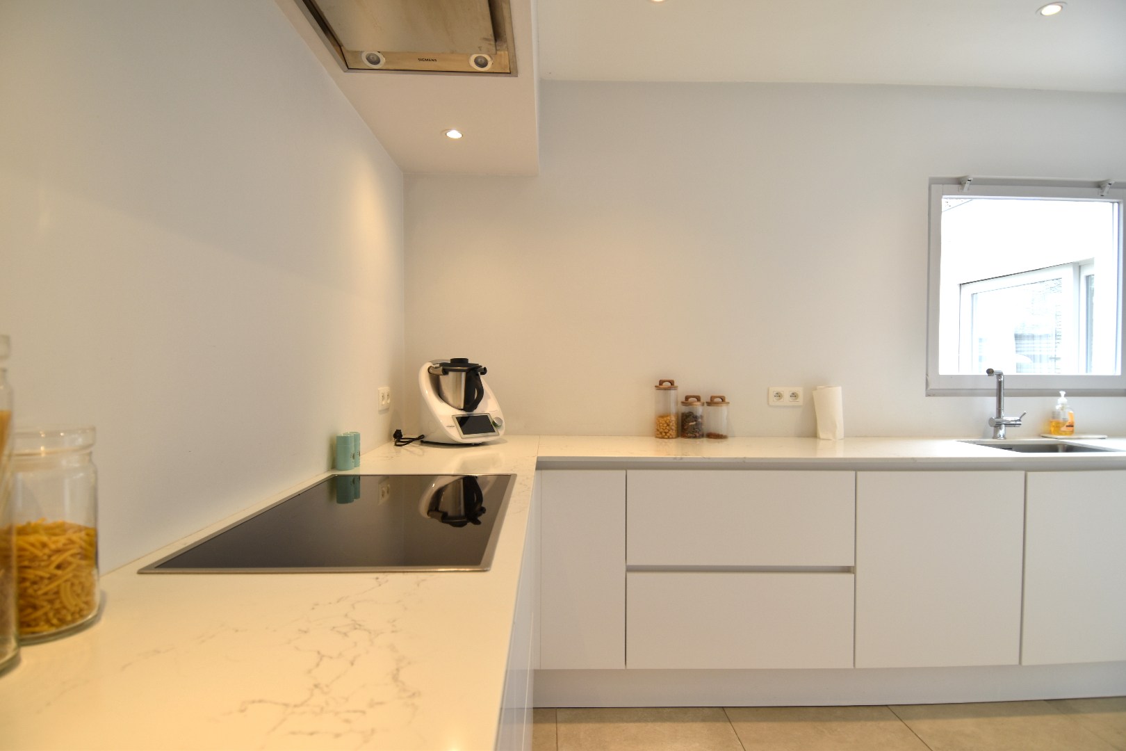 Instapklare woning met 3 slaapkamers, garage en een mooi stukje tuin te koop in residentiële wijk te Aalbeke - foto 4