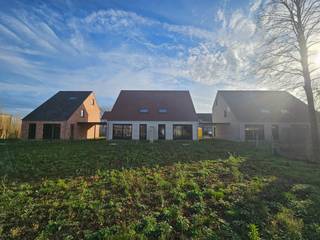 In de Jozef Verduynstraat in Ruddervoorde bouwt Danneels ruime energiezuinige gezinswoningen in stijlvolle architectuur. De woningen zijn ideaal gelegen; in een verkeersluwe straat in het centrum, dicht bij alle voorzieningen.<br /><br />Op het lot 5 bouwen we een fraaie halfopen bebouwing in hedendaags landelijke stijl.  Met o.m. een open ingedeelde woonkamer, ingerichte eilandkeuken en badkamer, mooie tuin met gezellig terras, 4 ruime slaapkamers, dressingruimte, oprit, carport, … vind je hier alles wat een gezin verlangt.<br /><br />Deze bijna-energieneutrale woning is uitgerust met een geothermische warmtepomp, zonnepanelen en een ventilatiesysteem met warmterecuperatie.<br />Danneels werkt jouw nieuwe woning sleutel-op-de-deur voor je af en jij kiest zelf jouw keuken- en badkamerinrichting en de vloer- en wandtegels bij onze partners. <br /><br />De totaalprijs en de oplevertermijn liggen vooraf vast en jouw klantenbegeleider staat voor je klaar.<br /> 