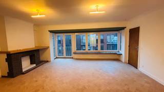 Dit ruim appartement van 102m2 met twee slaapkamers bevindt zich op een vlot bereikbare locatie in Gent.Zowel de R40 als de oprit van een autosnelweg...