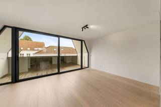 Deze prachtige stapelwoning is gelegen in residentie “Wispeltuin”, in een zijstraat van de Katelijnestraat in Brugge. Het complex bevindt zich midden in het stadscentrum, maar wordt toch omringd door groen. Alle voorzieningen liggen binnen handbereik, waaronder winkels, scholen en openbaar vervoer. <br /><br />Elke verdieping is bereikbaar via de inpandige lift, wat zorgt voor het nodige comfort. Op de eerste verdieping bevindt zich een eerste badkamer met ligbad en drie slaapkamers. De tweede verdieping omvat de open keuken met leefruimte en toegang tot het terras. Op de derde verdieping zijn er nog twee ruime slaapkamers, een wasruimte en een tweede badkamer met inloopdouche.<br /><br />Er is bovendien mogelijkheid tot aankoop van een uitermate ruime garage aan €59.700 (bijkomend op de vermelde vraagprijs). Bent u op zoek naar een vlot bereikbare en comfortabele woonst? Aarzel dan niet en plan vandaag nog uw bezoek.<br /><br />