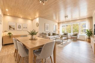 <h2>Instapklaar appartement op de eerste verdieping</h2>
<p><span>Nabij het centrum van <strong>Stabroek</strong> bevindt zich dit instapklaar appartement op de eerste verdieping. Een ideaal <strong>startersappartement</strong> of <strong>rendabele investering</strong> dankzij de sterke ligging en conforme staat.</span></p>
<h2>Indeling</h2>
<h3><strong>Inkom &amp; leefruimte</strong></h3>
<ul>
<li>
<p><strong>Inkomhal </strong>op tegelvloer</p>
</li>
<li>
<p><span><strong>Leefruimte </strong>op laminaatvloer met lichtinval</span></p>
</li>
<li>
<p><span><strong>Keuken </strong>voorzien van gasvuur, dubbele spoelbak, ijskast en diepvries</span></p>
</li>
</ul>
<h3><strong>Slaapgedeelte &amp; comfort</strong></h3>
<ul>
<li>
<p><span><strong>Twee slaapkamers</strong>, uitgerust met elektrische rolluiken, waarvan één voorzien van bedstee</span></p>
</li>
<li>
<p><span><strong>Badkamer</strong>, gerenoveerd in 2020, voorzien van lavabo en inloopdouche en toilet</span></p>
</li>
</ul>
<h2>Extra informatie</h2>
<ul>
<li>
<p><span><strong>EPC label A – 99 kWh/m² jaar</strong></span></p>
</li>
<li>
<p>Géén gemeenschappelijke kosten!<br />Blokpolis = €750/j verdeeld over het volledige gebouw</p>
</li>
<li>
<p><span>Individuele nutsvoorzieningen</span></p>
</li>
<li>
<p><span>Verkoop onder <strong>registratiestelsel</strong></span></p>
</li>
</ul>
<h2><span><strong>INTERESSE?</strong></span></h2>
<p>📞 03 568 03 03<br />✉️ info@vastgoed03.be</p>
<p>Plan vandaag nog uw bezoek!</p>