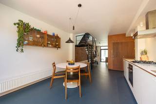 <p><span>Comfortabel wonen in Antwerpen-Noord, met een verrassend ruim gelijkvloers, veel licht en een heerlijke west-gerichte tuin. Hier woon je rustig én stedelijk, op wandelafstand van Park Spoor Noord en alle dagelijkse voorzieningen.</span></p><p><span> </span></p><p><span>Strak, licht &amp; multifunctioneel</span></p><p><span>Je komt binnen via de inkomhal op het gelijkvloers, vroeger een garage en vandaag een bijzonder polyvalente ruimte. Ideaal als extra leefruimte, atelier, hobbyruimte of fietsenberging. Hier vind je ook een vestiairehoek, een apart toilet, aansluiting voor wasmachine en een recente verwarmingsketel. </span></p><p><span>Achteraan opent de woning zich naar een grote leefkeuken met marmoleum vloer. De keuken is volledig geïnstalleerd met dubbele spoelbak, koelkast, diepvries, vaatwasser, gasvuur en dampkap. Via de dubbele deur stap je zo de west-gerichte tuin van ca. 40 m² in: onderhoudsvriendelijk en perfect om lang van de avondzon te genieten.</span></p><p><span> </span></p><p><span>Leefverdieping &amp; slaapkamers</span></p><p><span>De stalen trap brengt je naar de eerste verdieping, waar een lichte leefruimte wacht met mooie visgraatparket. Momenteel zijn hier twee kamers ingericht, waarvan één als salon en één als atelier. Dankzij de vele ramen baadt deze verdieping in het licht en kan je de indeling makkelijk aanpassen aan jouw woonwensen.</span></p><p><span>Op de tweede verdieping bevindt zich de ruime slaapkamer met ensuite badkamer. Die is uitgerust met douche, ligbad, toilet en lavabomeubel.</span></p><p><span> </span></p><p><span>Levendige buurt met toekomst</span></p><p><span>Maatsstraat ligt in een residentiële buurt in Antwerpen-Noord, vlakbij Park Spoor Noord. Buurtwinkels, supermarkten zoals Aldi, Lidl en Albert Heijn, openbaar vervoer en het prachtige art-decobad in de Veldstraat liggen allemaal binnen handbereik. De herontwikkeling van de sites van het Stuivenbergziekenhuis en het Slachthuis geeft deze wijk bovendien een sterke toekomstwaarde.</span></p><p><span> </span></p><p><span>Maatregelenregister: in aanvraag</span></p><p><span> </span></p>