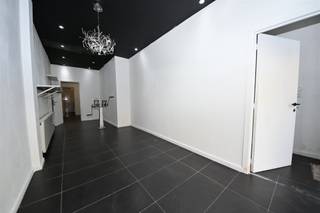 Dit handelspand bestaat uit een commerciële ruimte  op het gelijkvloers en een duplex appartement op de eerste en tweede verdieping. Ideaal voor...