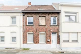 <p>Deze charmante woning uit het begin van de 20ste eeuw combineert authentieke elementen met een praktische indeling en een centrale ligging in Ronse. Gelegen in een residentiële omgeving nabij invalswegen, winkels en voorzieningen, geniet u hier van een vlotte bereikbaarheid en het comfort van wonen dichtbij het stadsleven. De woning beschikt over drie slaapkamers, een gezellige leefruimte en een aangename tuin van 116 m² waar u in alle rust kan genieten. Dankzij het EPC-label C vormt deze woning een interessante keuze voor wie op zoek is naar een comfortabele gezinswoning met potentieel.</p>
<p> </p>
<p>Belangrijkste ruimtes:<br />• Living met aangename leefruimte en natuurlijke lichtinval.<br />• Keuken met functionele indeling.<br />• Badkamer uitgerust met ligbad en enkele wastafel.<br />• 3 slaapkamers met diverse indelingsmogelijkheden.<br />• Hal met toegang tot de verschillende ruimtes.<br />• Tuin van 116 m², ideaal om buiten te ontspannen.<br />• Zolder met extra bergruimte of mogelijkheden naar eigen invulling.</p>
<p>Troeven:<br />• Centrale ligging in Ronse nabij winkels, scholen en invalswegen.<br />• Gezellige tuin van 116 m².<br />• 3 slaapkamers en praktische indeling voor gezinnen.</p>
<p>Neem vandaag nog contact op met je ERA-makelaar voor een bezoek. JOUW DROOMHUIS. ZO GEVONDEN!</p>
