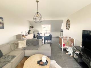 Dit recent (°2017) en instapklaar appartement (96m²) is gelegen in het centrum van Sijsele nabij winkels, scholen en openbaar vervoer. Deze kwalitatieve duplex biedt u oa. een ruime lichtrijke leefruimte, zonnig terras, een ingerichte keuken en badkamer, 2 slaapkamers, een aparte garagebox en 2 bergingen. <br /><br />Indeling: Glvl.: aparte garagebox nr. 3, toegankelijk via de Noordstraat <br />2°V.: inkom (5m²) met apart toilet - berging (1,5m²) - ingerichte badkamer (6,5m²) met dubbele lavabo in meubel en inloopdouche - ruime en lichtrijke leefruimte (35m²) met keramische tegelvloer, aanpalende een zonnige terras (9,5m²) - open ingerichte keuken (8m²) voorzien van een keramische kookplaat, dampkap, oven, vaatwasmachine, grote frigo, spoelbak en kasten - berging (3,5m²) met aansluiting voor wasmachine <br />3°V.: nachthal - 2 ruime slaapkamer (18m² - 12m²) in laminaat <br />Algemeen: - beschikbaar: 01/01/2027 - instapklaar, duurzame en kwalitatieve afwerking - laag energieverbruik - bouwjaar: 2017 - bruto vloeroppervlakte: 100m² - CV - aardgas - PVC - dubbel glas - verplicht huren van garage: € 50,00 / maand - gemeenschappelijke kosten: € 20,00 / maand EPC: 114,81 kWh/m² - UC: 31006-G-2013/0227/EP00324/A001/D01/SD003