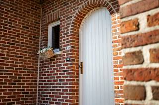 <p>TE KOOP IN GERAARDSBERGEN<br /><br />Op een gunstige ligging in de Heuvelstraat te Geraardsbergen, dé verbindingsweg richting Moerbeke, vind je deze stevige en perfect onderhouden woning. Dankzij haar uitstekende bereikbaarheid — het station van Moerbeke-Viane op slechts 15 minuten wandelen en een bushalte op nog geen 200 meter — vormt dit pand een ideale uitvalsbasis voor gezinnen.</p>
<p>Dit huis is energiezuinig en instapklaar: EPC-label B, conforme elektriciteit, 20 zonnepanelen en Thuisbatterij</p>
<p>Je geniet hier van een laag energieverbruik én een toekomstbestendige installatie. De woning is bovendien volledig instapklaar — enkel nog inrichten naar je eigen smaak.</p>
<p>Indeling van de woning</p>
<p>Gelijkvloers: Bij het binnenkomen word je meteen verwelkomd door een ruime inkomhal. Deze leidt je verder naar: een lichtrijke leefruimte met gezellige houtkachel, een functionele keuken met zicht op de tuin, een slaapkamer/bureau, een badkameren rechtstreekse toegang naar de garage.</p>
<p>Op de bovenverdieping ontdek je: drie ruime slaapkamers waarvan de master bedroom beschikt over een inloopdressing, én een praktische zolderruimte.</p>
<p>De woning is volledig onderkelderd, ideaal voor stockage, hobbyruimte of extra bergruimte.</p>
<p>Achteraan bevindt zich een grote, volledig omheinde tuin. Met een perceeloppervlakte van 22 are biedt deze buitenruimte ontzettend veel mogelijkheden.</p>
<p>Meer info? Een bezoek? Bel Jordi 0477/32.671.53</p>