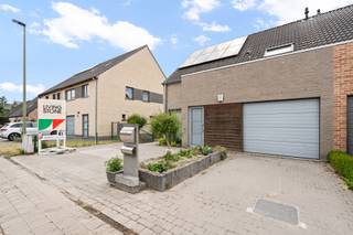 Een knusse en instapklare woning te Tremelo! Langs de uitnodigende hal komen we in de ruime woonkamer met bureauruimte, veel licht en...