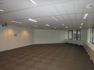 Office for rent on the 3rd floor in a recently renovated building. Excellent location, Easy connection to the E40 and the R0 via the N22.<br />Surface: 566 sqm<br />•     Parking available (IN: 900 €/place/year)/(OUT: 600 €/place/year)