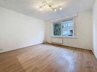 EVERE, Close to shops and public transport, 1-bedroom apartment + 1 office, approx. 60m². It comprises living room approx. 18m², east-facing...