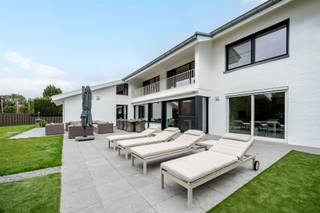 STARTPRIJS: Elk bod boven deze startprijs, wordt voorgelegd aan de eigenaars, die al dan niet kunnen in gaan op dit aanbod. Exclusieve ruime villa op...