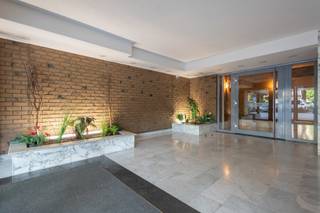 Immo Pické biedt U dit gunstig gelegen appartement aan gelegen in de onmiddellijke omgeving van scholen, winkels, openbaar vervoer en de...