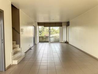 LiggingGelegen op wandelafstand van Baarledorp en het veerpont over de Leie richting Sint-Martens-Latem. Op fietsafstand van het centrum Drongen...