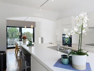 Dilbeek : Op het einde van een DOODLOPENDE straat ligt deze PRACHTIGE, VOLLEDIG GERENOVEERDE 3-gevelwoning, een HEERLIJKE PLEK om KINDEREN VEILIG en ZORGELOOS te laten OPGROEIEN. Scholen, zwembad, speeltuinen, dansmogelijkheden, Westland Shopping en Brussel bevinden zich op LOOPAFSTAND. <br />Binnen geniet je van een NIEUWE SCHITTERENDE FUNCTIONELE leefkeuken, LICHTRIJKE woonkamer, 5 SLAAPKAMERS, bad- en douchekamer, polyvalente ruimte voor eventueel bijberoep, grote garage en volop bergruimte.<br />Buiten wacht een ZUIDGERICHTE TUIN, aangevuld met een HEERLIJK WELLNESSBIJGEBOUW met SAUNA.<br />Tussen 2014 en 2024 werd de woning PROFESSIONEEL en GRONDIG VERNIEUWD. Een INSTAPKLARE GEZINSWONING waar RUIMTE, COMFORT en GENIETEN CENTRAAL staan.<br />+++ EPC C +++ ELEKTRISCHE KEURING CONFORM +++ Nog niet helemaal overtuigd? Kom dan snel eens kijken en maak daarvoor een afspraak bij IMMO STORE op 02 203 03 03.