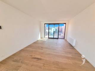<p><span>Ruim 2 slaapkamer nieuwbouw appartement in de nagelnieuwe wijk Burenberg.</span></p><p><span>Dit appartement heeft een zeer centrale ligging in een rustige wijk binnen het centrum van Leuven.</span></p><p><span>De inkom is direct naast de ingang van een lift en de woning is tevens makkelijk bereikbaar dankzij een ruime staanplaats voor de wagen.</span></p><p><span>In de inkom is er een vestiaire ruimte. via de nachthal bereiken we de leefruimte.</span></p><p><span>De leefruimte loopt over in een grote ingebouwde keuken met eiland. Deze keuken is goed voorzien van alle nodige toestellen en bergruimte. ( Frigo, afwasmachine, inductie kookplaat, oven, dampkap )</span></p><p><span>De lichtrijke leefruimte kijkt uit op een mooi terras.</span></p><p><span>In de berging is er tevens een wasplaats voorzien.</span></p><p><span>De badkamer is voorzien van een mooie inloopdouche, een enkele wastafel en grote spiegel met verlichting.</span></p><p><span>Er zijn 2 slaapkamers.</span></p><p><span>Op de gang is er een apart toilet.</span></p><p><span> </span></p><p><span>De vloerverwarming in combinatie met het hyper moderne verwarming systeem, de isolatie en strenge bouwnormen zorgen voor een laag verbruik. energie verbruik is exclusief te betalen.</span></p><p><span>Dit appartement is tevens voorzien van zonnescreens dus zelfs in deze warmte is het aangenaam binnen.</span></p><p><span>Voorschot op gemeenschappelijke lasten : 100€/maand.</span></p><p><span> </span></p><p><span>Direct beschikbaar na de verfwerken in september 2026.</span></p><p><span>Zowel beschikbaar voor korte als lange duur huurovereenkomsten.</span></p><p><span> </span></p><p><span>Interesse? Vraag uw bezoek aan via onze website!</span></p>