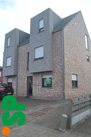 Centraal gelegen recent gelijkvloers appartement bestaande uit inkomhall, apart toilet, leefruimte, ingerichte keuken (dubbele spoelbak,...